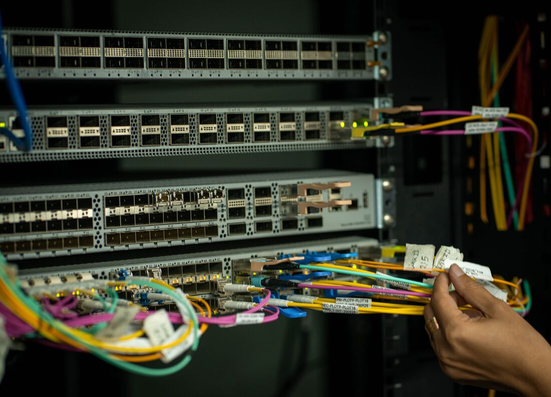 Técnico de NetCon operando la red en el datacenter